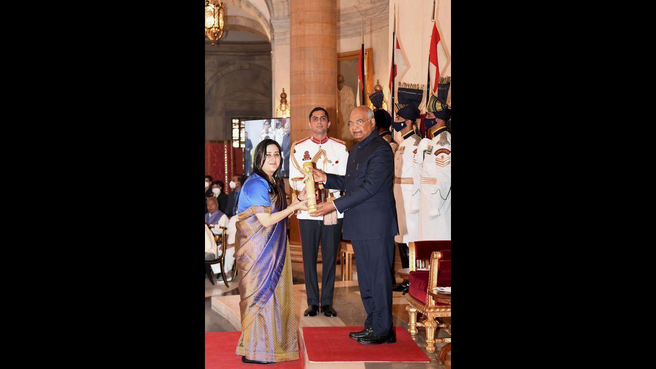 Bansuri Swaraj, daughter of former union minister Sushma Swaraj receives Padma Vibhushan from President Ram Nath Kovind on behalf of her mother. Pic/PTI